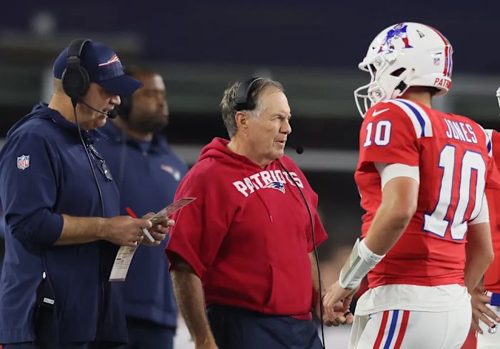 Bill O’Brien and head coach Bill Belichick talk with Mac Jones during the second quarter of last Sunday’s game at Gillette Stadium.